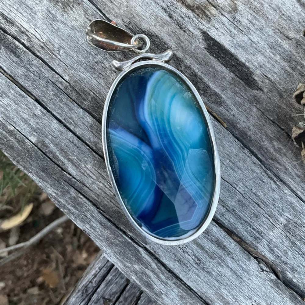 Banded Blue Agate Pendant - Picture 4 of 6